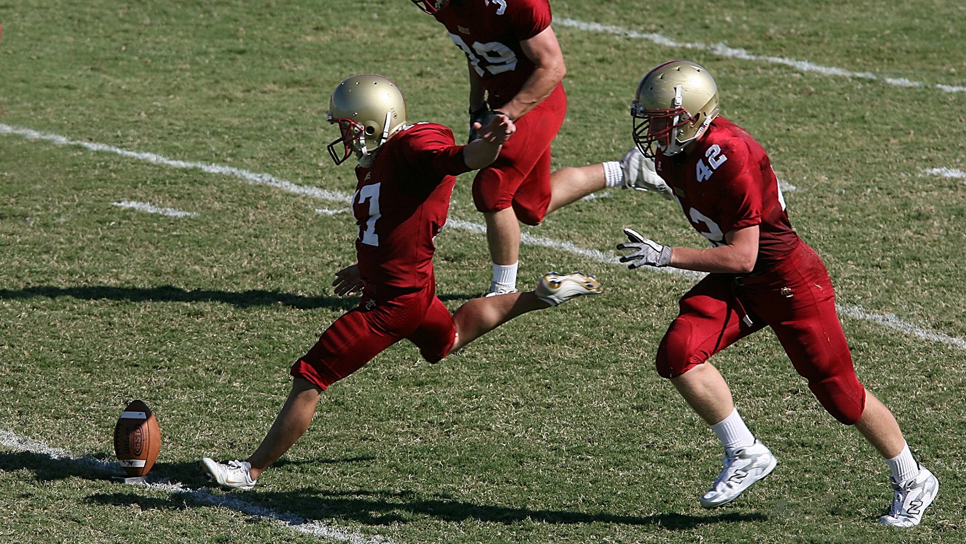 特斯·冯·迪克：从中场起手，常常为南非队创造快节奏的进攻机会